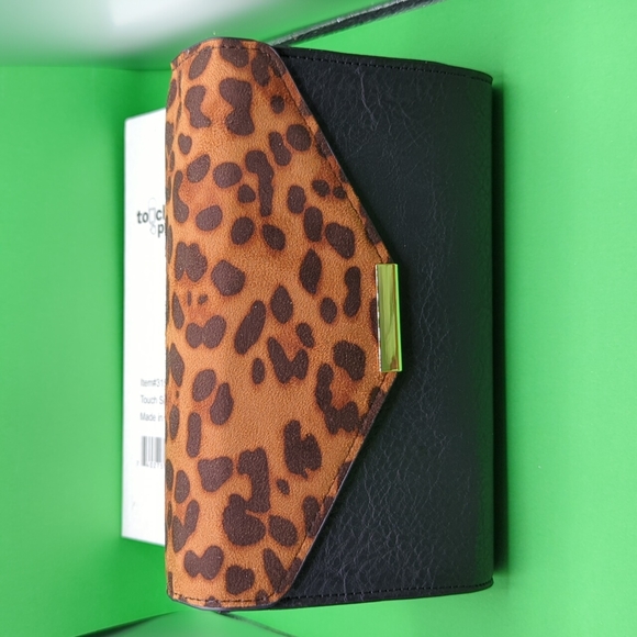 Touchscreen Purse (brand new, leopard) - Picture 3 of 6
